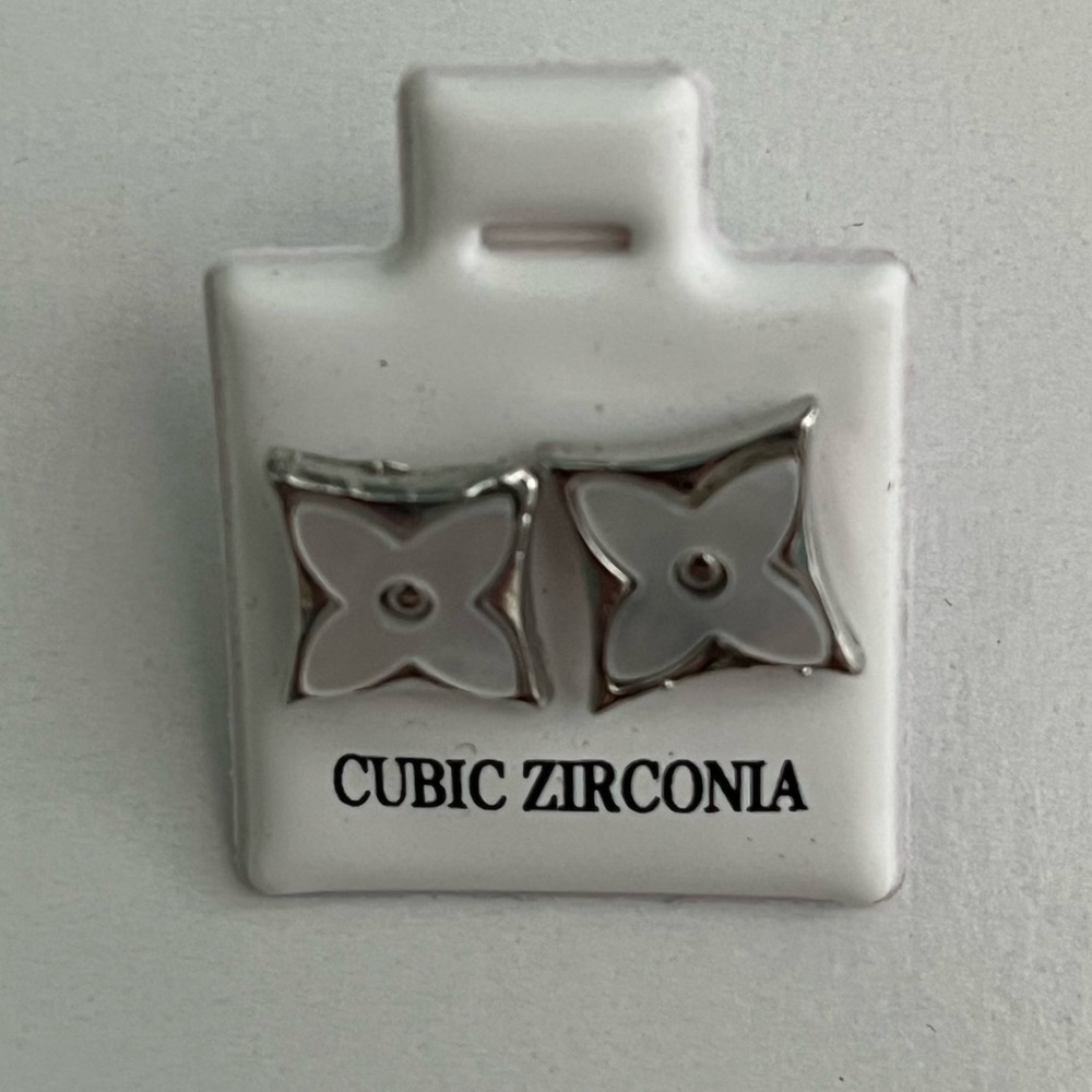 🌸Boutique Faux Mother of Pearl and SilverTone Clover Earrings